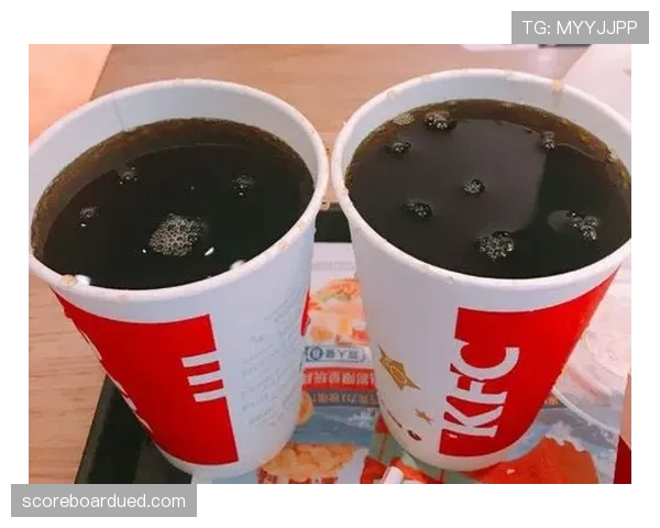 张玉宁冰箱里只有鸡胸肉和蛋白粉,连瓶可乐都找不到